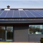 Installazione di Impianti Fotovoltaici con Accumulo in Case Indipendenti: Un Passo Avanti verso l’Indipendenza Energetica Sostenibile